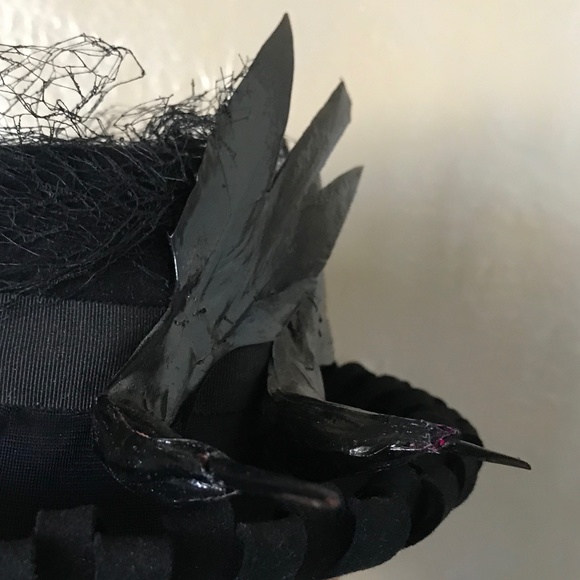 RARE 1930s' BLACK FELT TILT HAT WITH 2 LACQUERED "BIRDS", STRAP & LARGE. VEIL - Picture 14 of 16